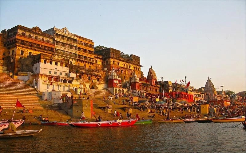 Hire Luxury Force Urbania Delhi to Varanasi Tour Hire Luxury Force Urbania Delhi to Varanasi Tour