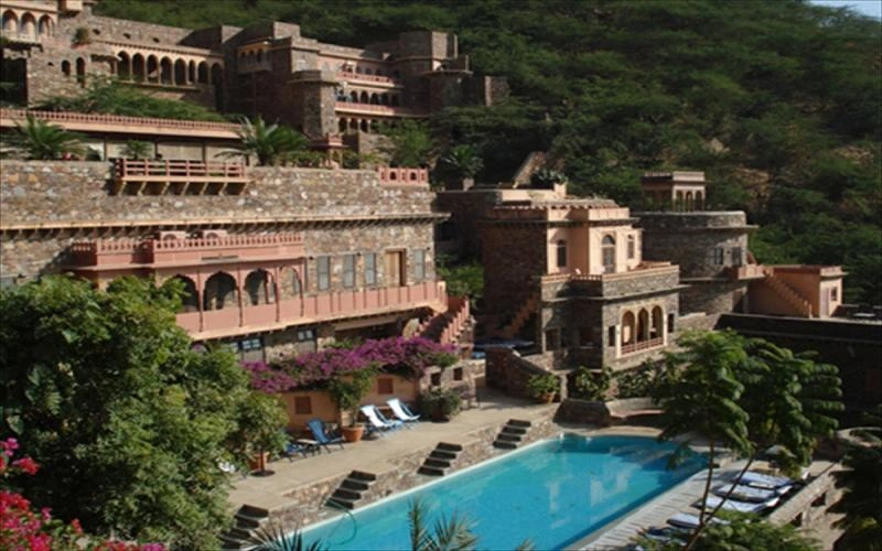 Delhi to Neemrana Tour by Car: Rent Urbania, Travel Route & Places