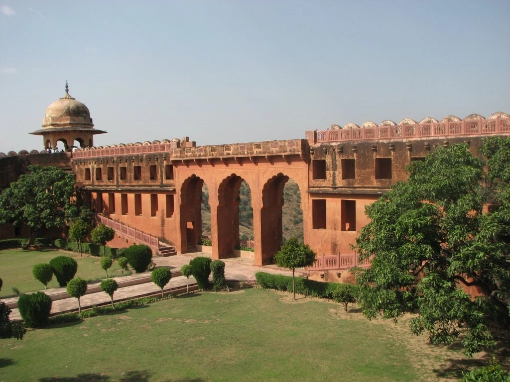 Force Urbania Hire in Jaipur Force Urbania Hire in Jaipur