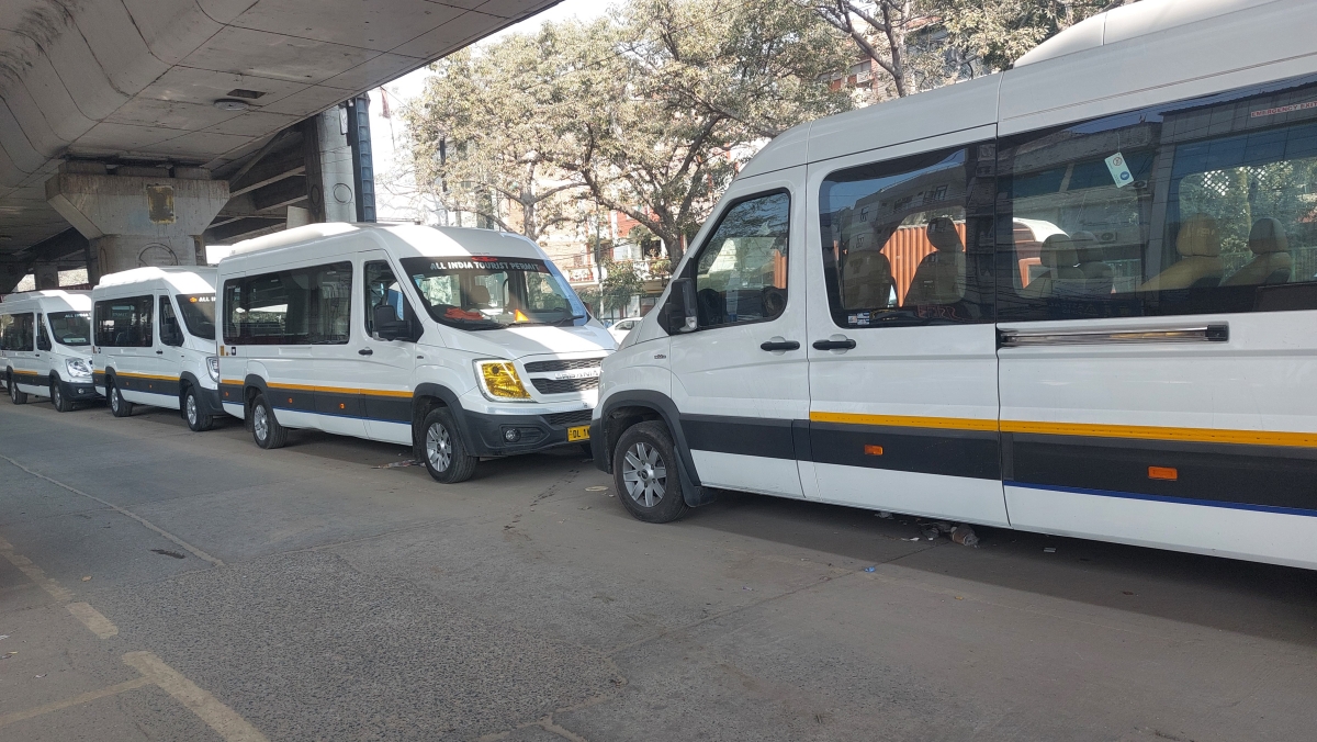 Force Urbania on Rent in Faridabad – Corporate & Family Trips with Driver